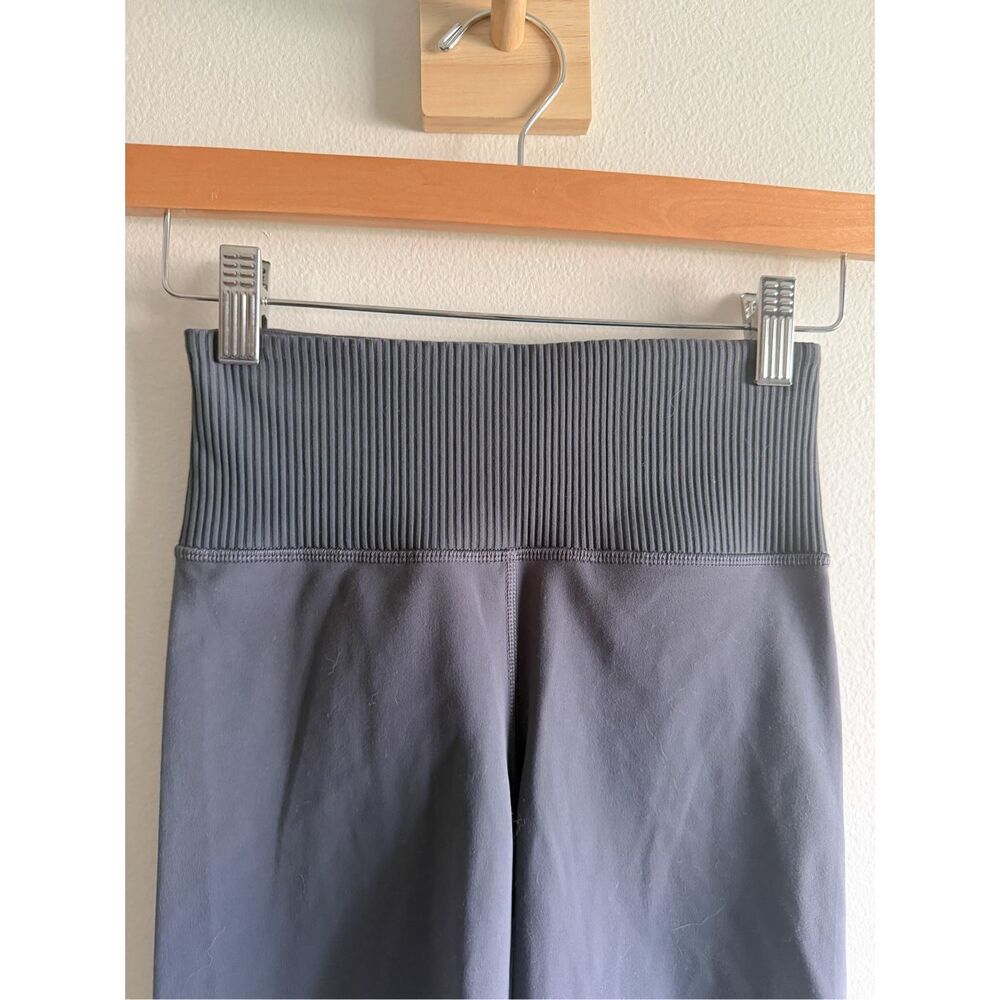 Vuori Ribbed High Waist Grey Biker Shorts Size XS - Picture 3 of 6